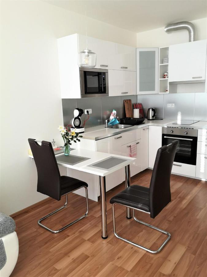 New Apartment With Garage Parking Brünn Exterior foto